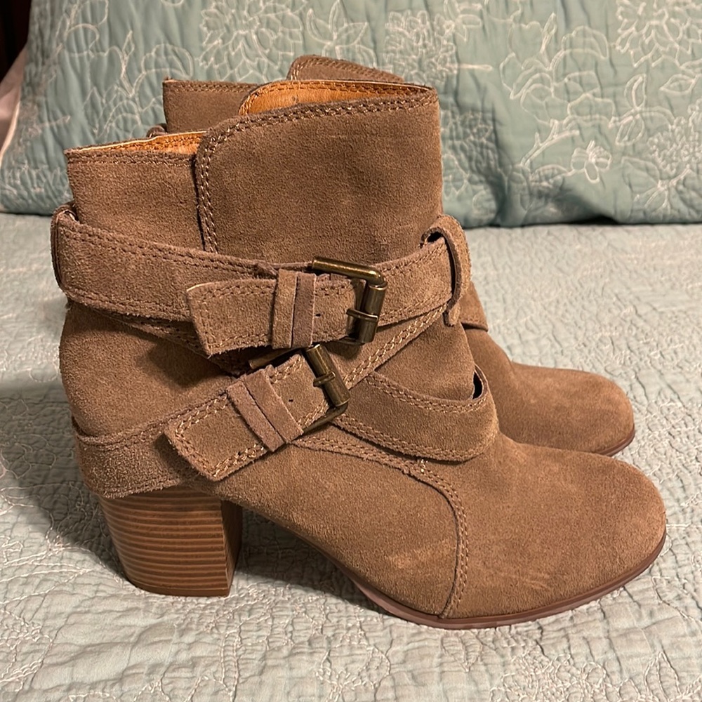 Grey/beige suede booties